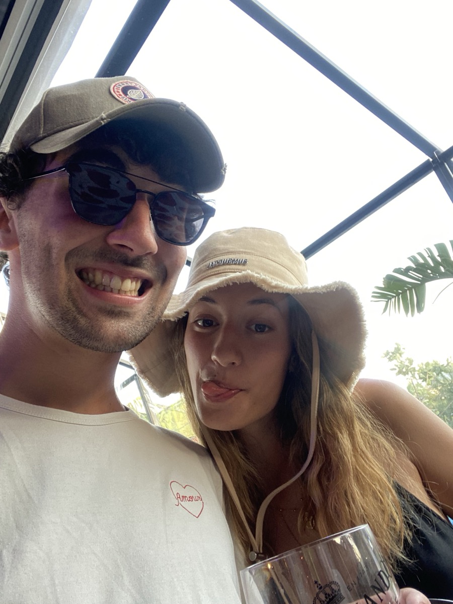 Selfie au soleil avec casquettes